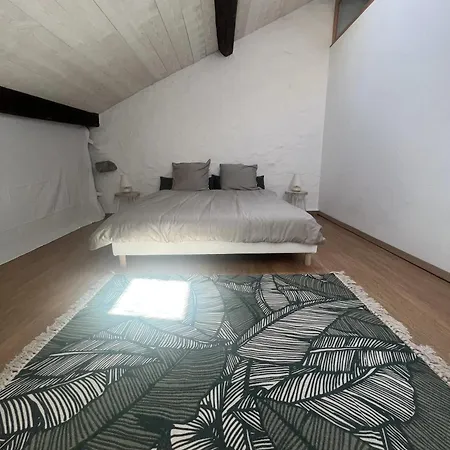 Vakantiehuis Welcoming House In With Large Terrace And Garden *